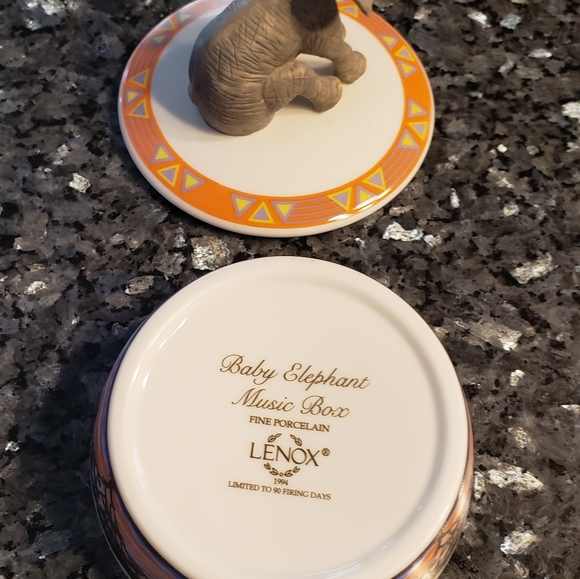 Lenox baby elephant music Box - Picture 14 of 17